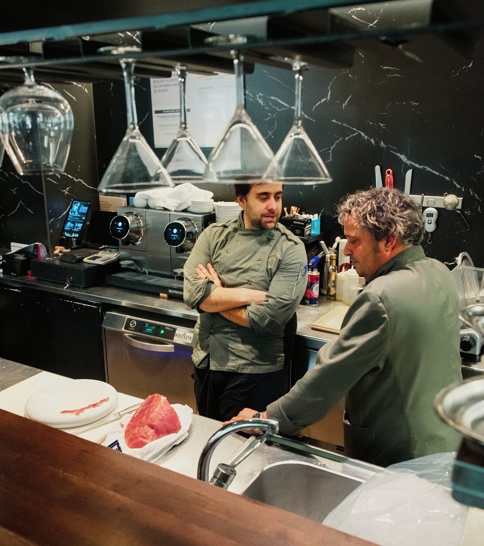 Alejandro conversando en la barra de cocina