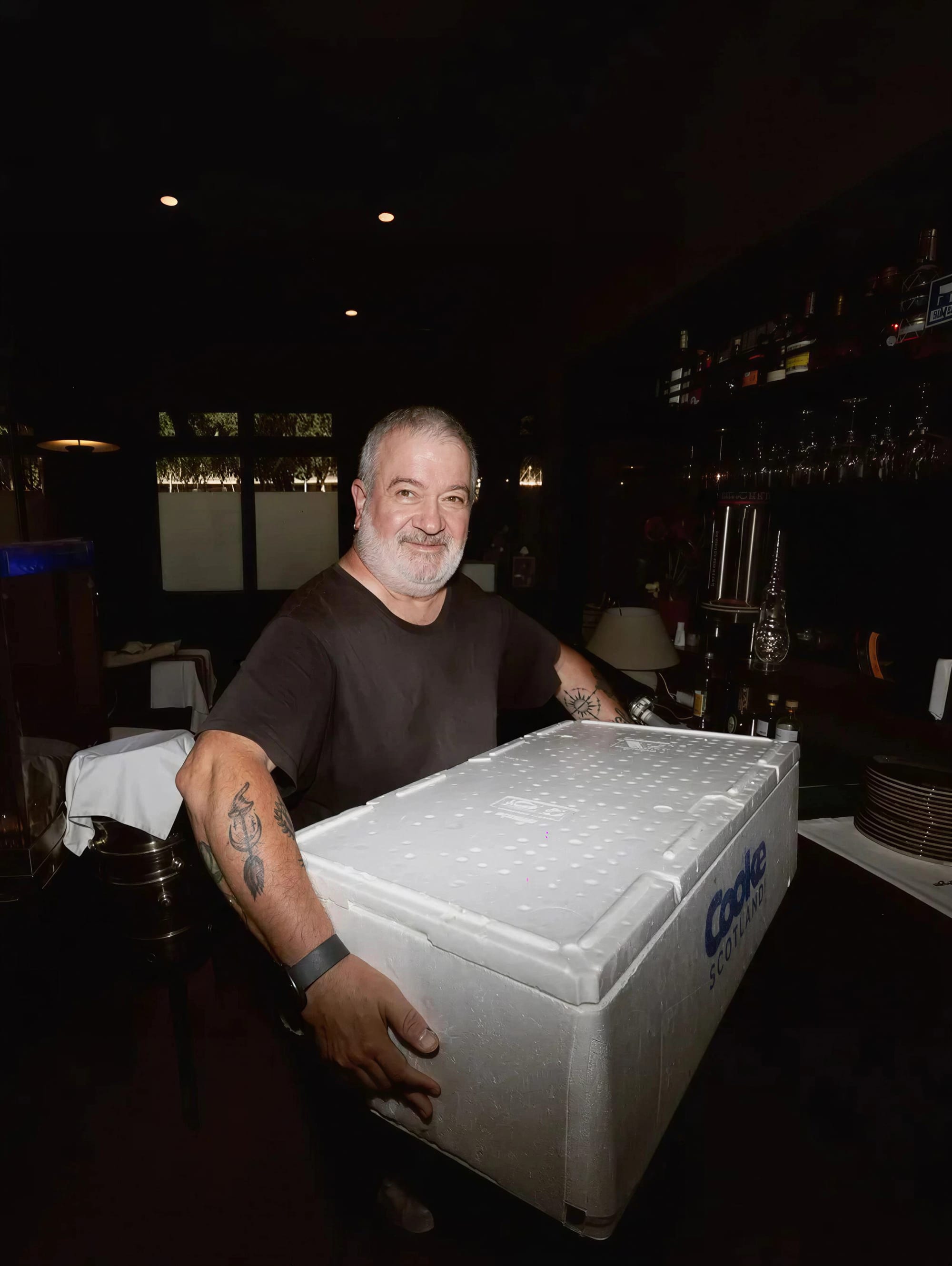 Proveedor con la caja recién llegada